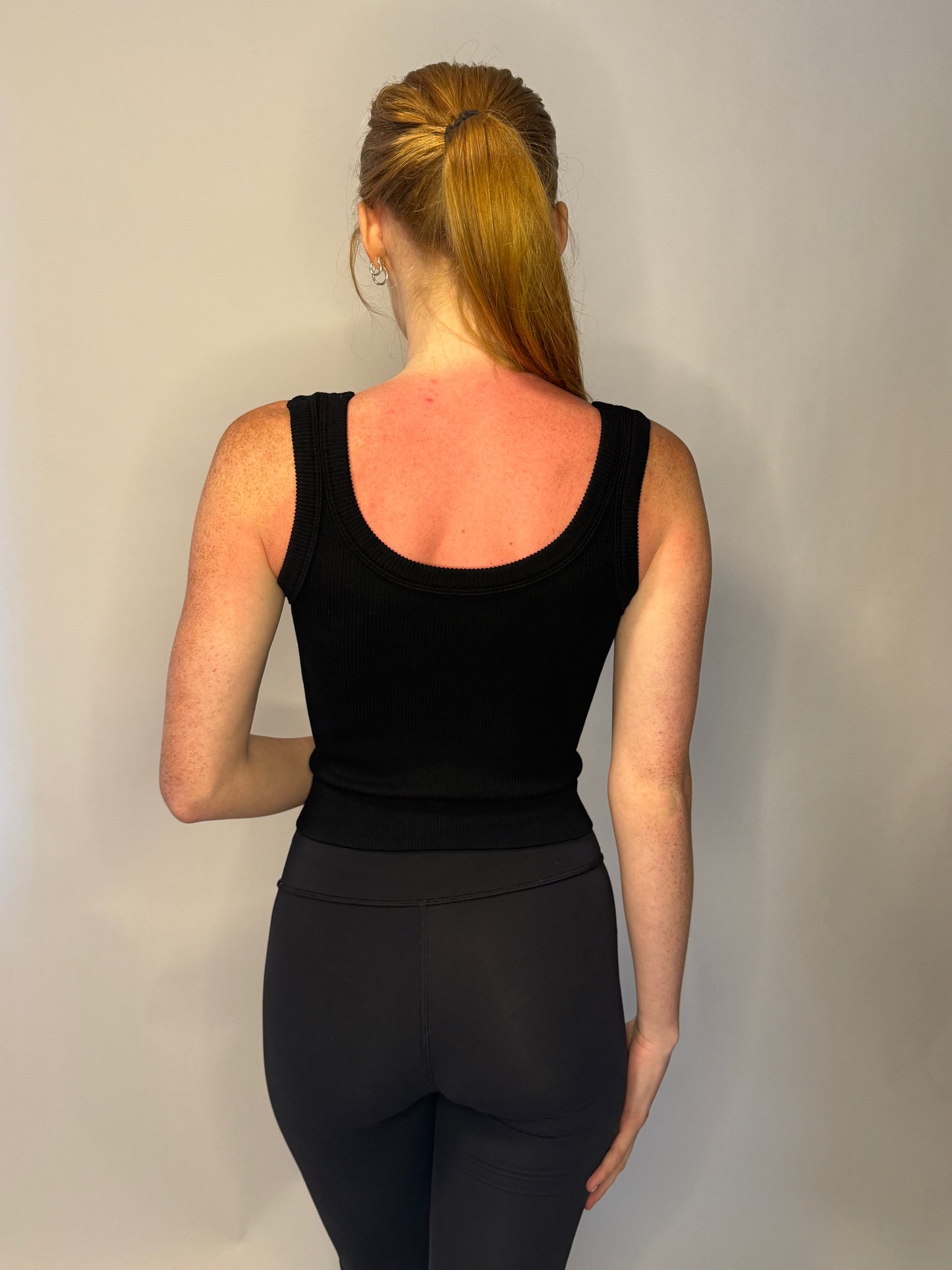 Black Seamless Ribbed Cropped Scoop Neck Tank Top